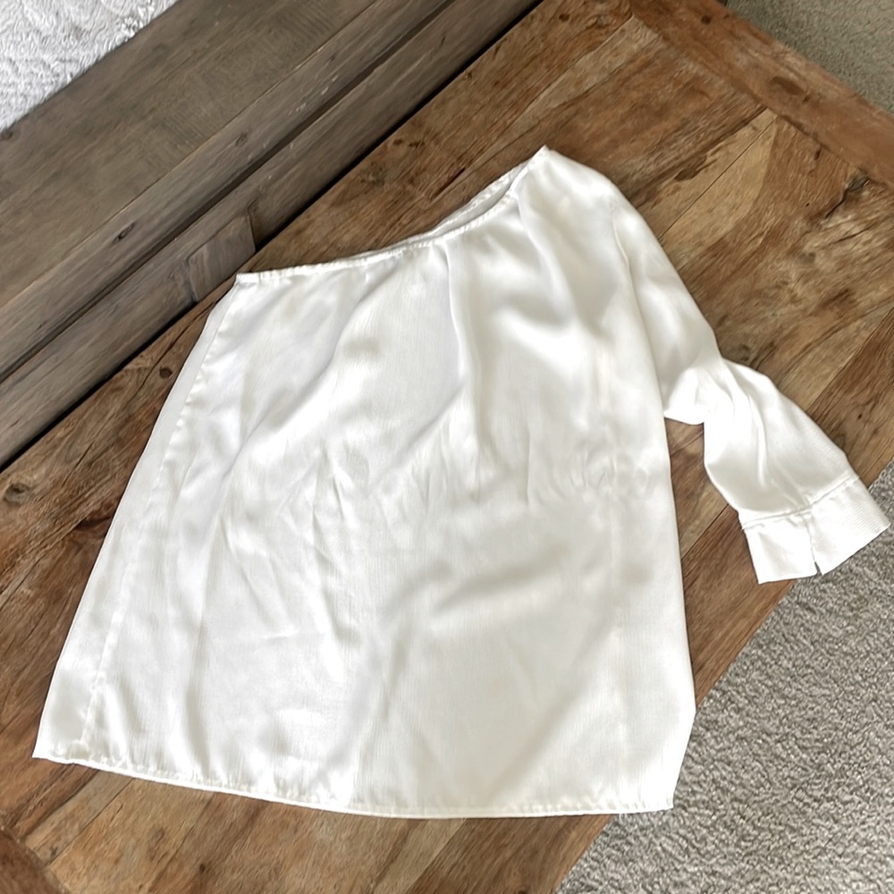 Off the shoulder white polyester shirt size M